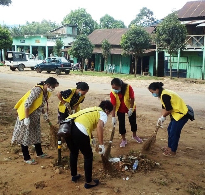 Volunteers participate in the cleanliness drives at Jalukie Town on September 16. The participants involved in cleaning the town area, nursing home and CDPO office premises.